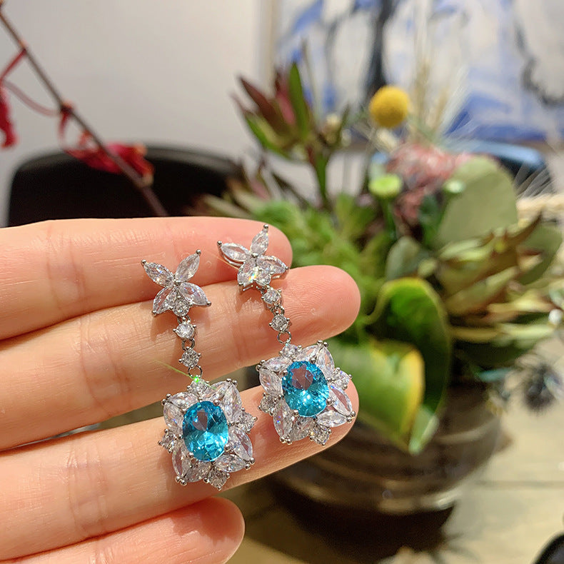 Stud earrings by Yoshan, detail view 3