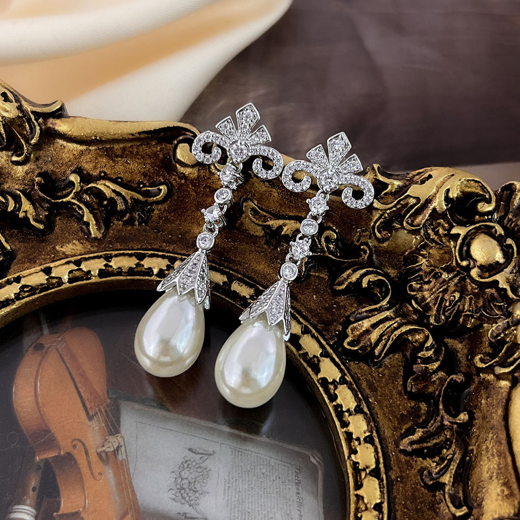 Faux pearl retro stud earrings by Yoshan, detail view 2