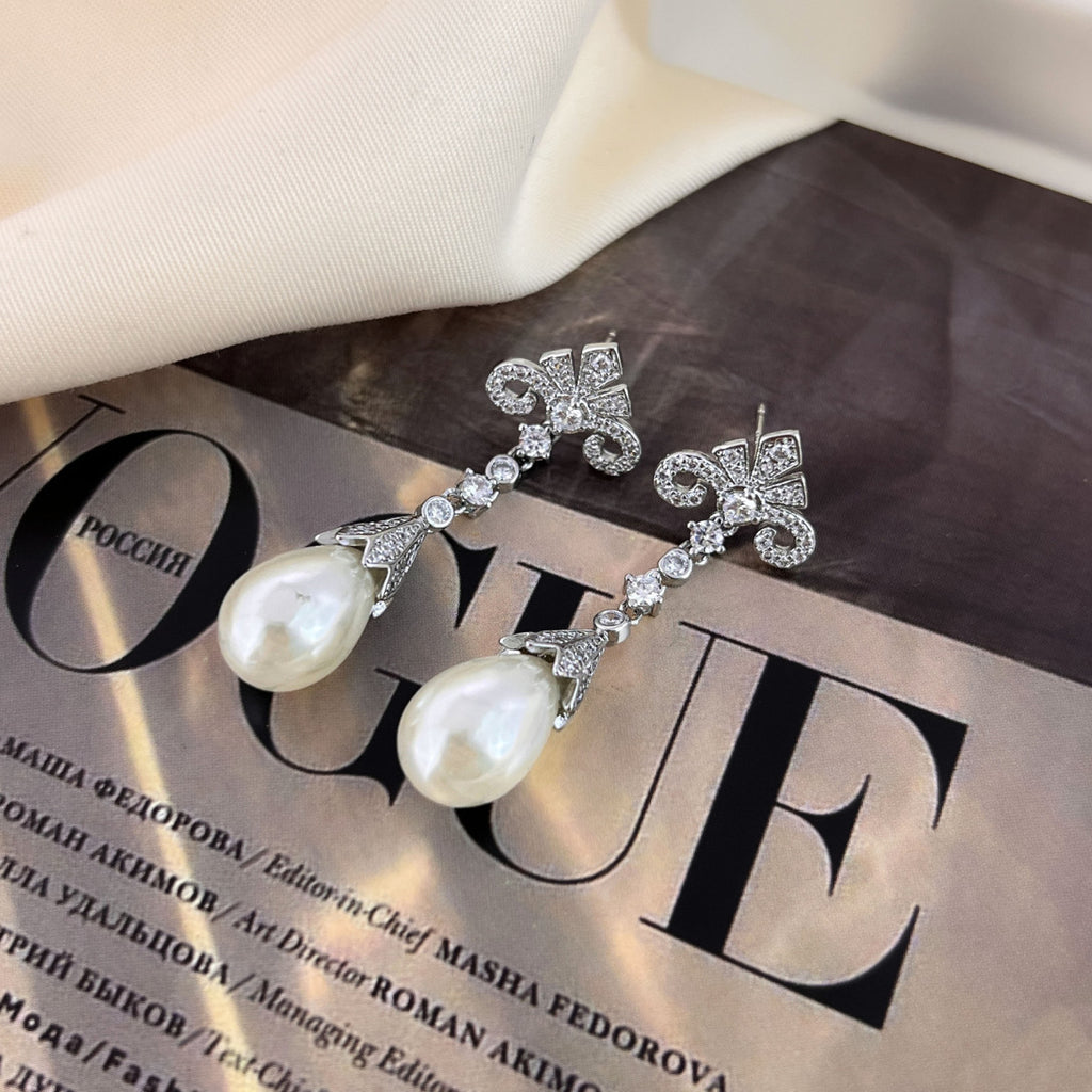 Faux pearl retro stud earrings by Yoshan, detail view 3