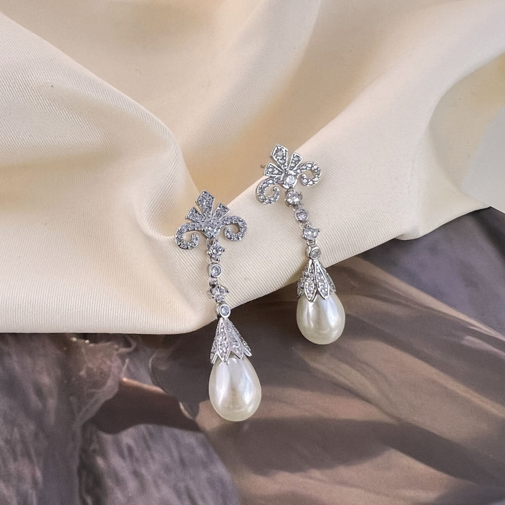 Faux pearl retro stud earrings by Yoshan, detail view 4