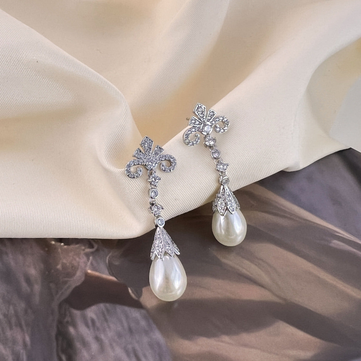 Faux pearl retro stud earrings by Yoshan, detail view 4