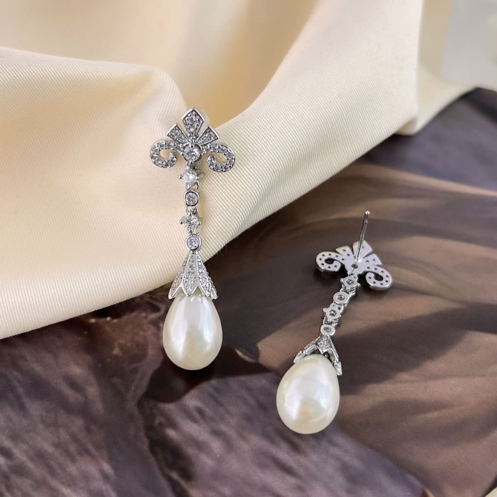 Faux pearl retro stud earrings by Yoshan, detail view 5