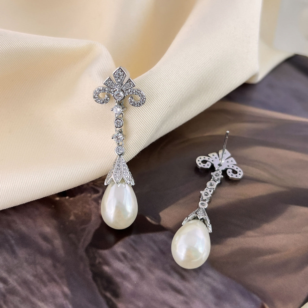 Faux pearl retro stud earrings by Yoshan, detail view 5