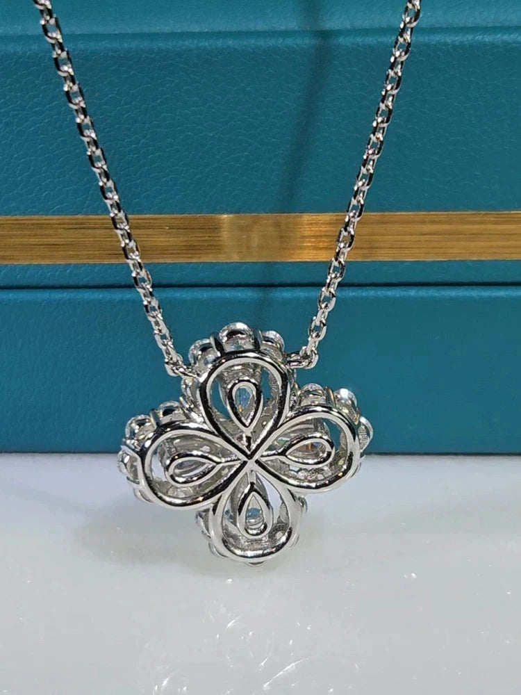 Pendant necklace by Yoshan, detail view 3
