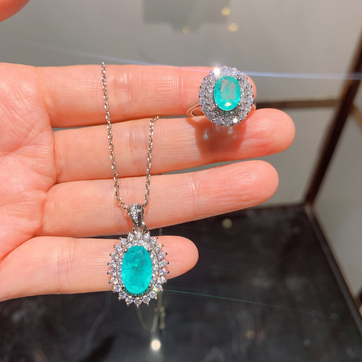 Retro pendant necklace by Yoshan, detail view 4