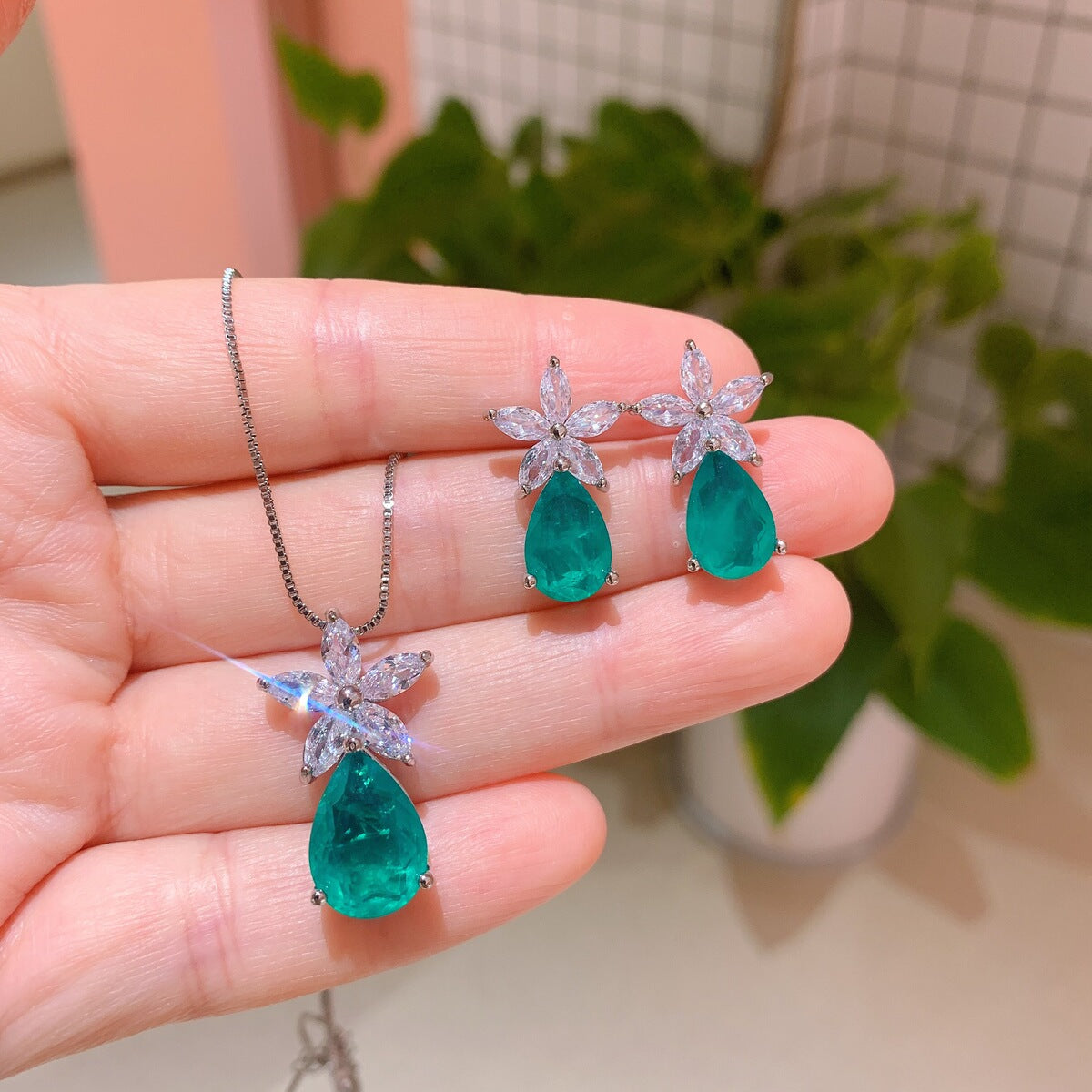 Earrings by Yoshan, detail view 3