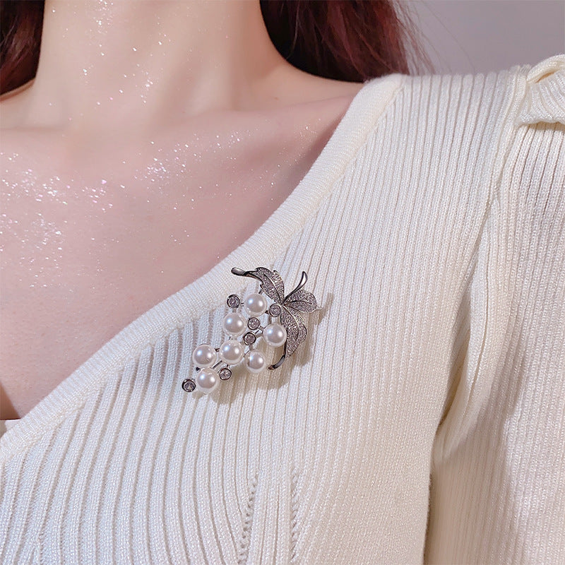 Pearl ring by Yoshan, detail view 2