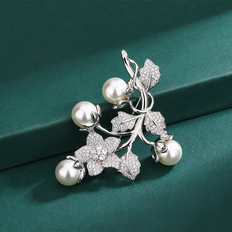 Pearl ring by Yoshan, detail view 4