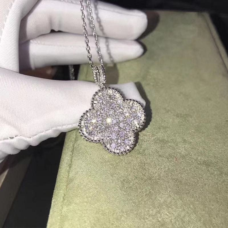Pendant necklace by Yoshan, detail view 3