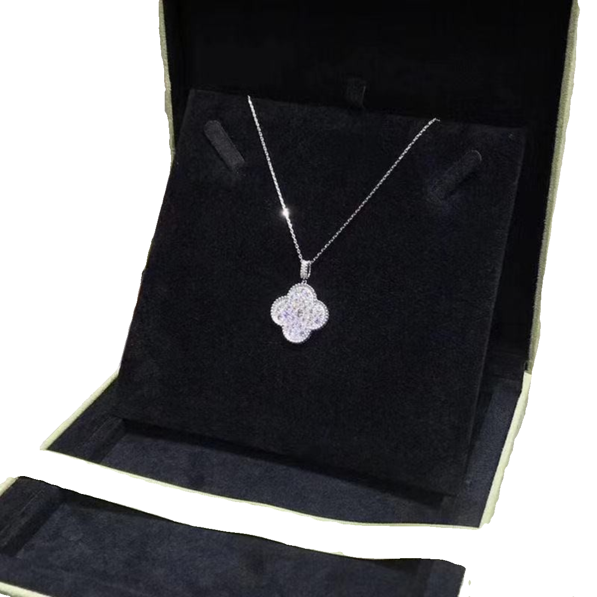Pendant necklace by Yoshan, detail view 5