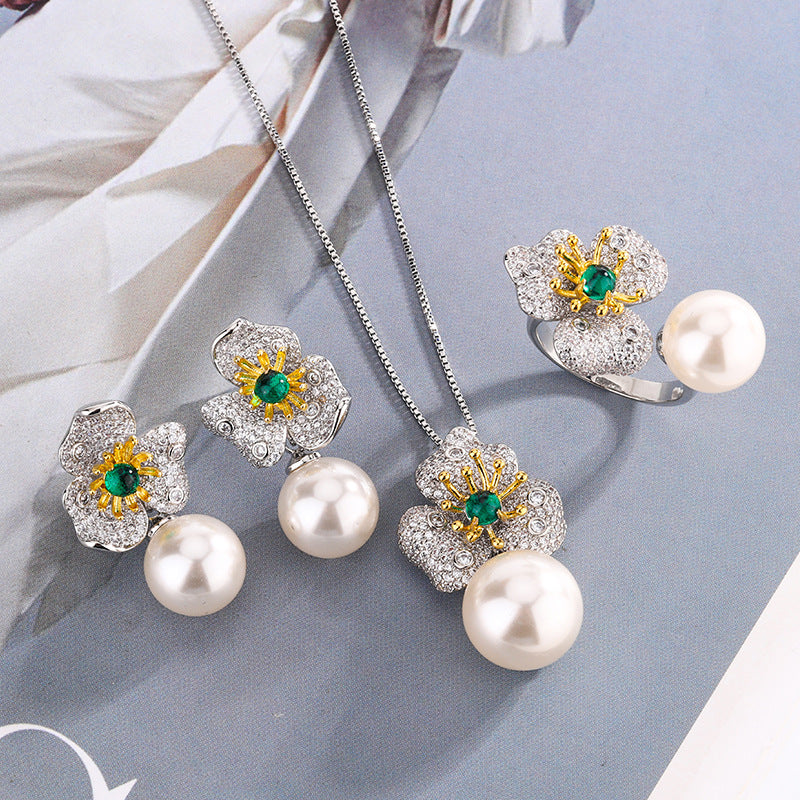 Pearl earrings by Yoshan, detail view 2
