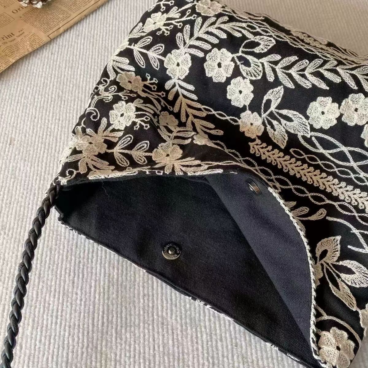 Women's Chinese Wood Bead Embroidered French-inspired New Chinese-style Retro Underarm Bag Crossbody for Travel and Sightseeing Everyday Date Night Modern