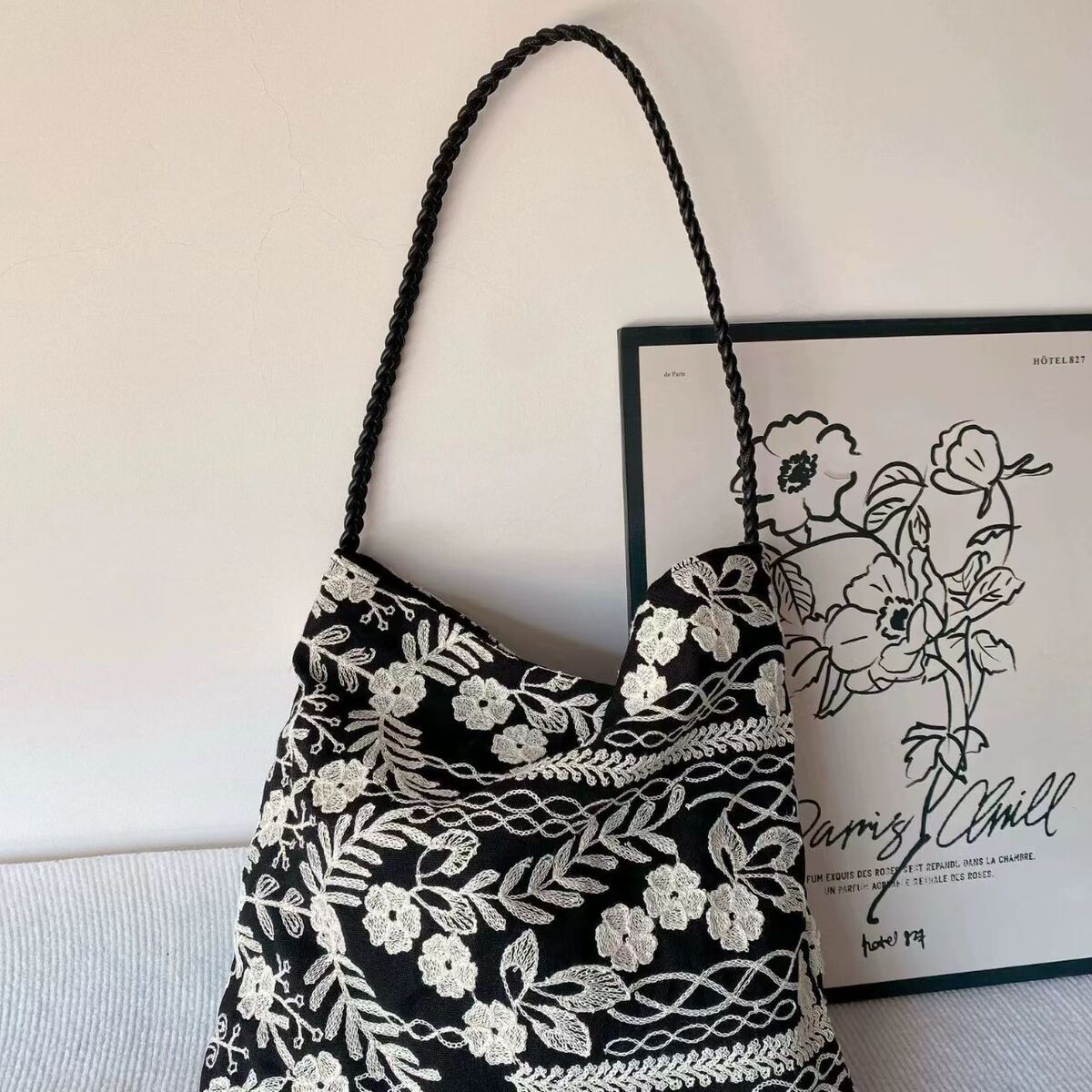 Women's Chinese Wood Bead Embroidered French-inspired New Chinese-style Retro Underarm Bag Crossbody for Travel and Sightseeing Everyday Date Night Modern