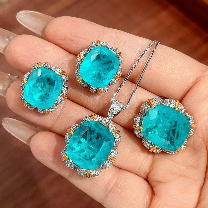Stud earrings by Yoshan, detail view 2