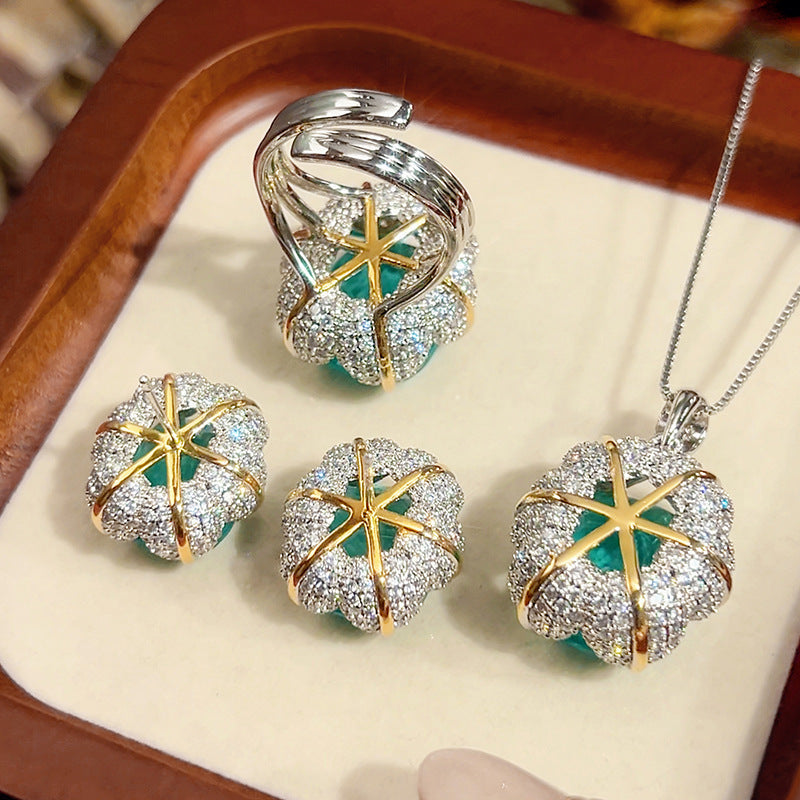Stud earrings by Yoshan, detail view 4