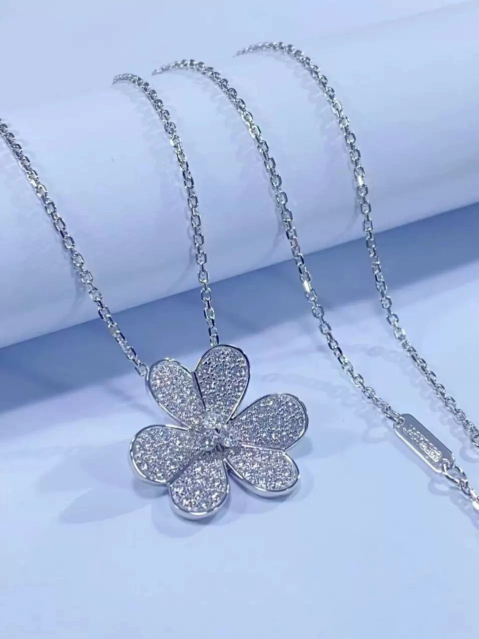 Pendant necklace by Yoshan, detail view 2