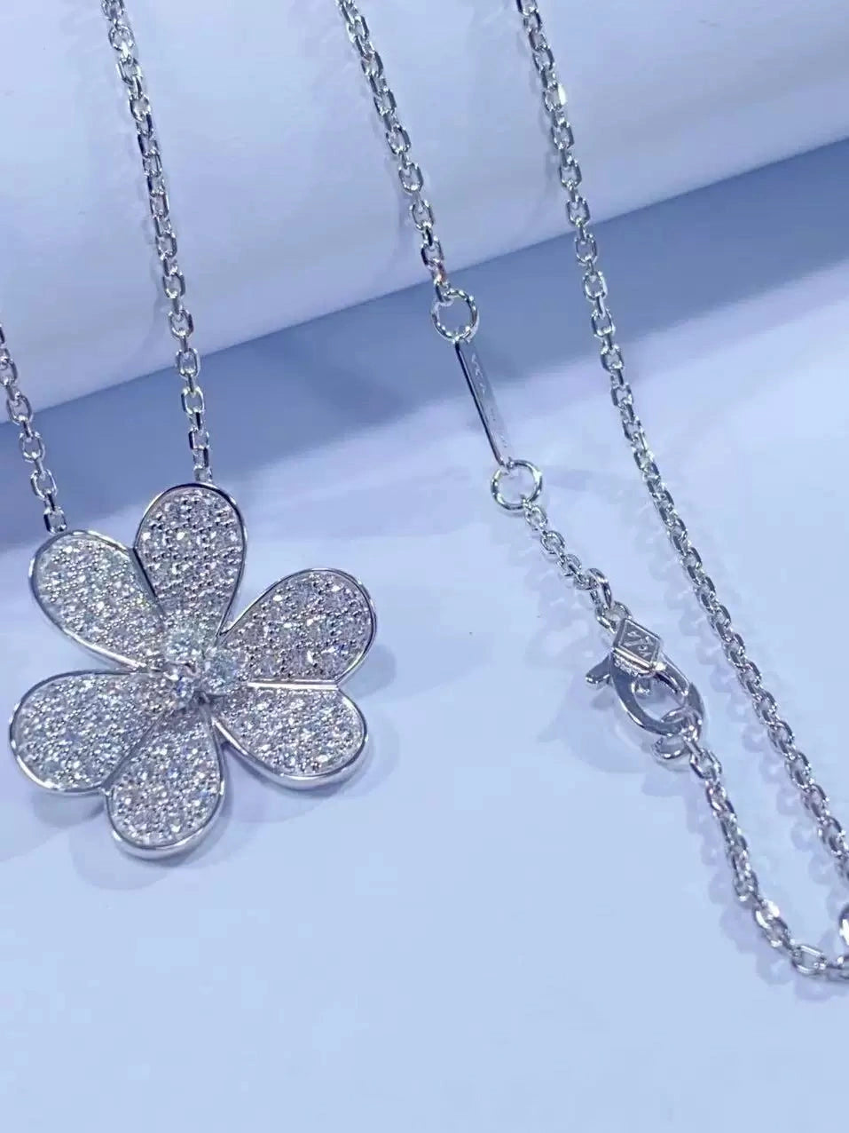 Pendant necklace by Yoshan, detail view 3