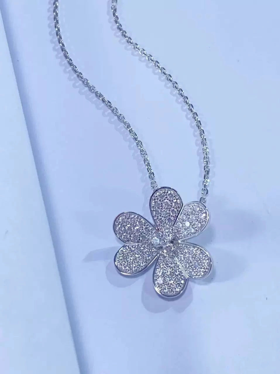 Pendant necklace by Yoshan, detail view 4
