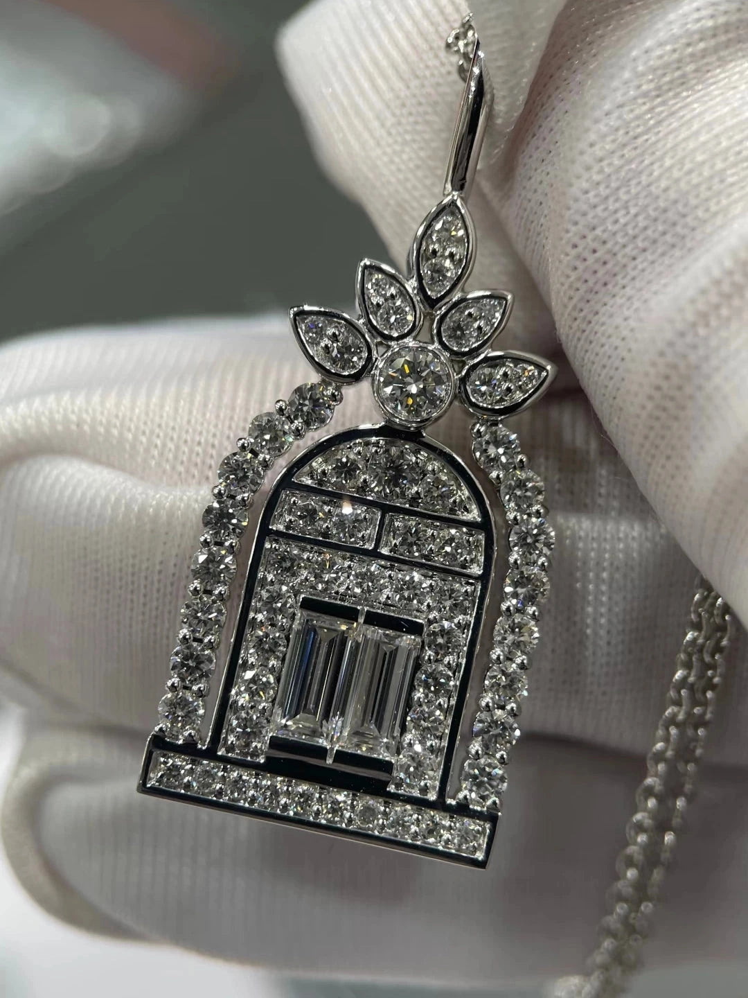 Pendant necklace by Yoshan, detail view 2