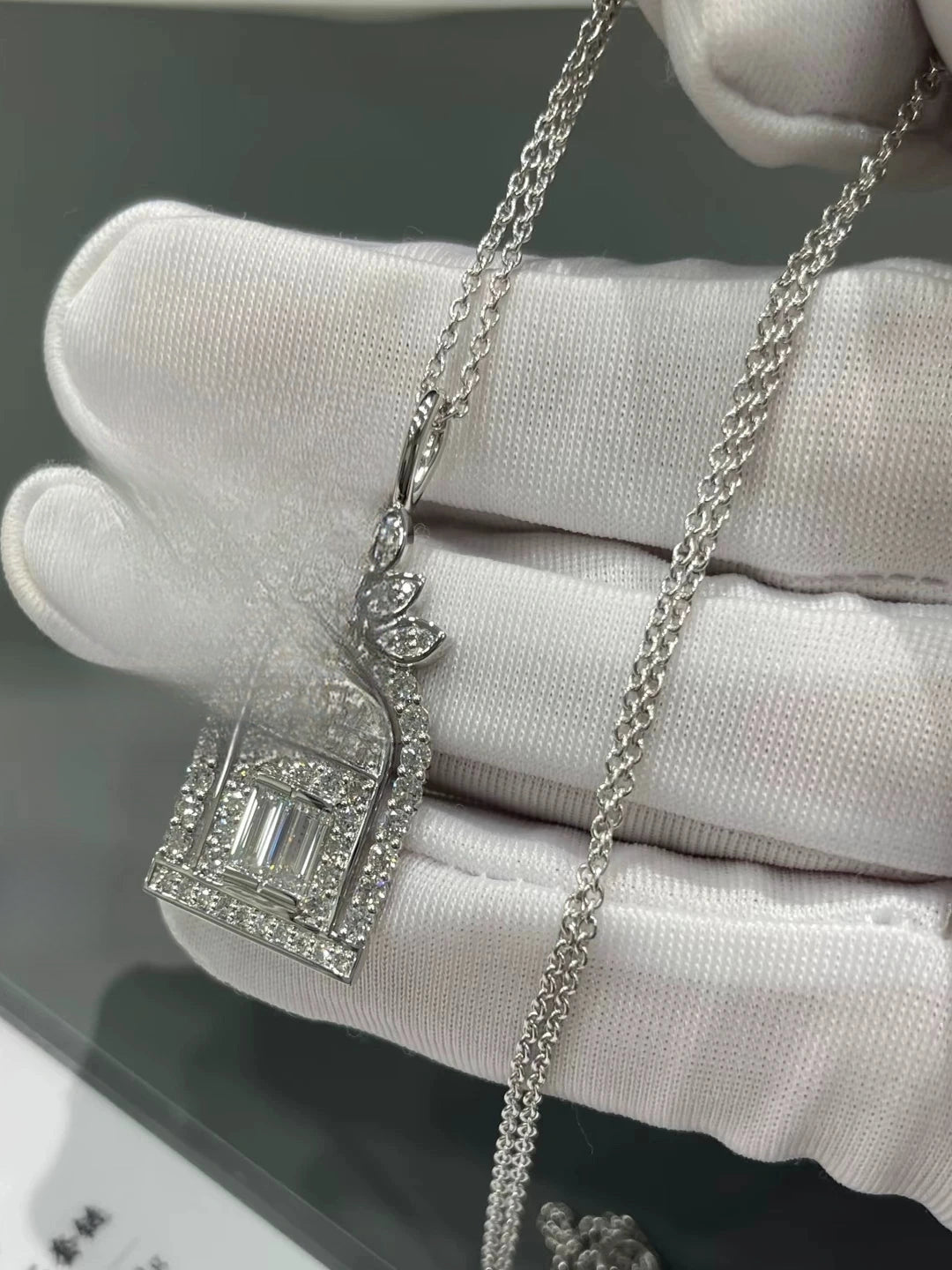 Pendant necklace by Yoshan, detail view 3