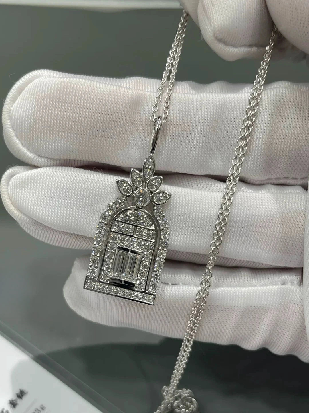 Pendant necklace by Yoshan, detail view 4