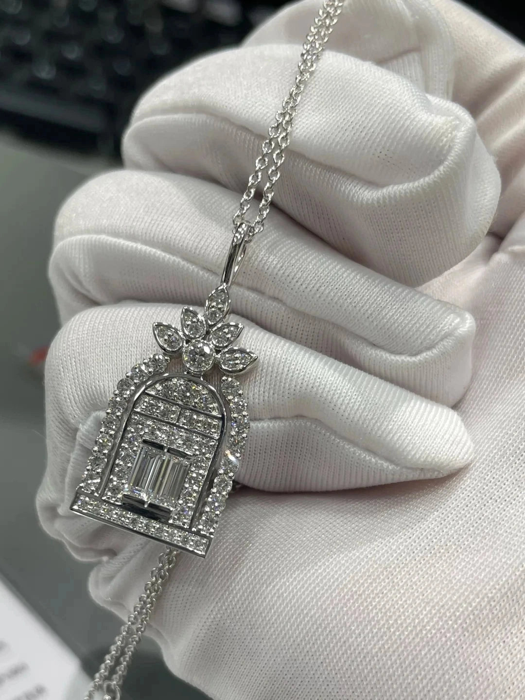Pendant necklace by Yoshan, detail view 5