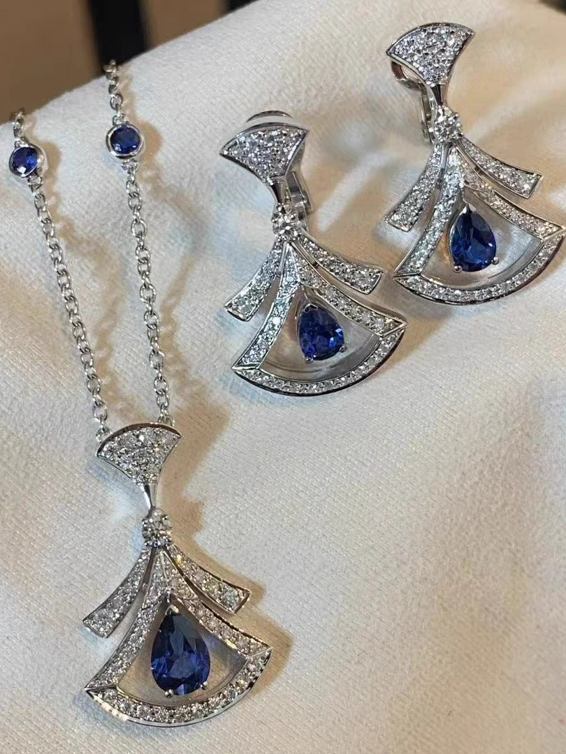 Pendant necklace by Yoshan, detail view 2