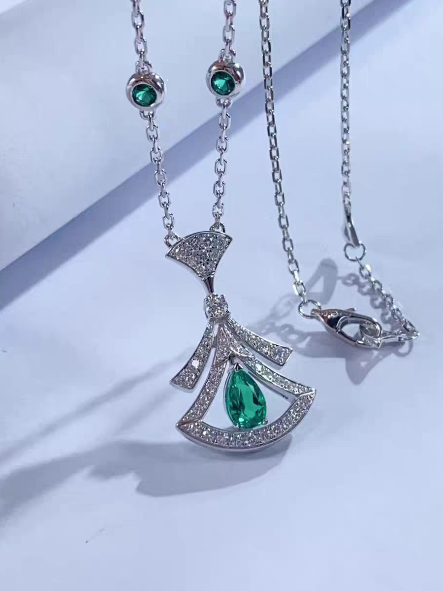 Pendant necklace by Yoshan, detail view 3