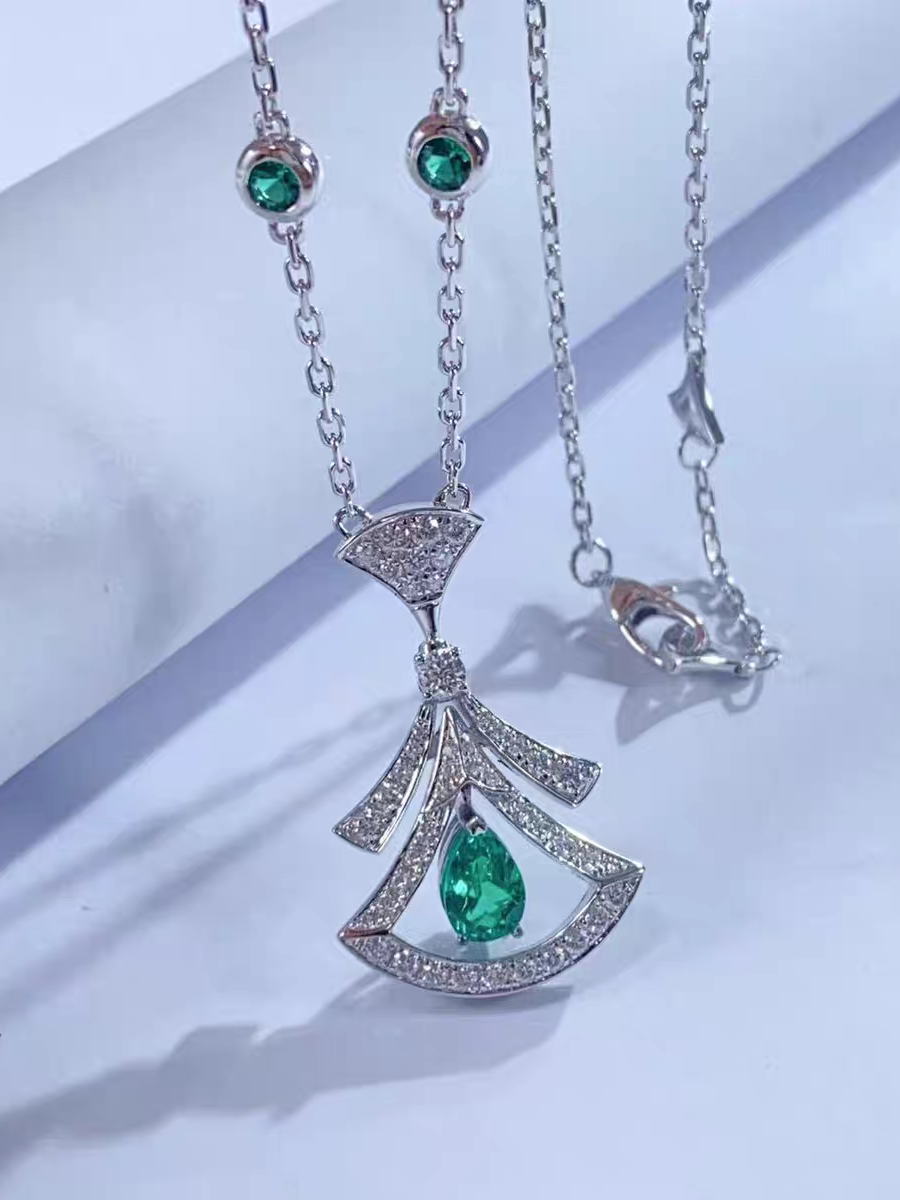 Pendant necklace by Yoshan, detail view 4