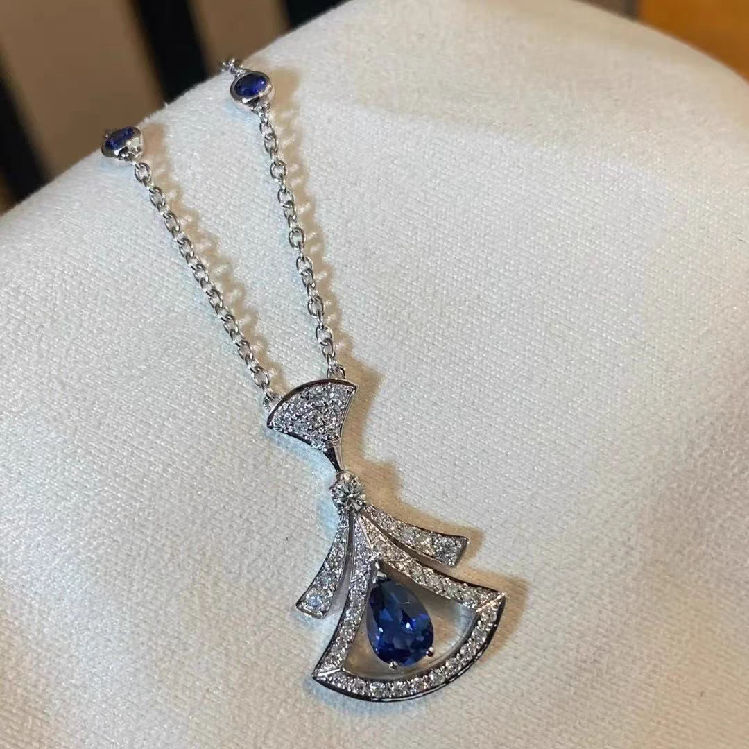 Pendant necklace by Yoshan, detail view 11