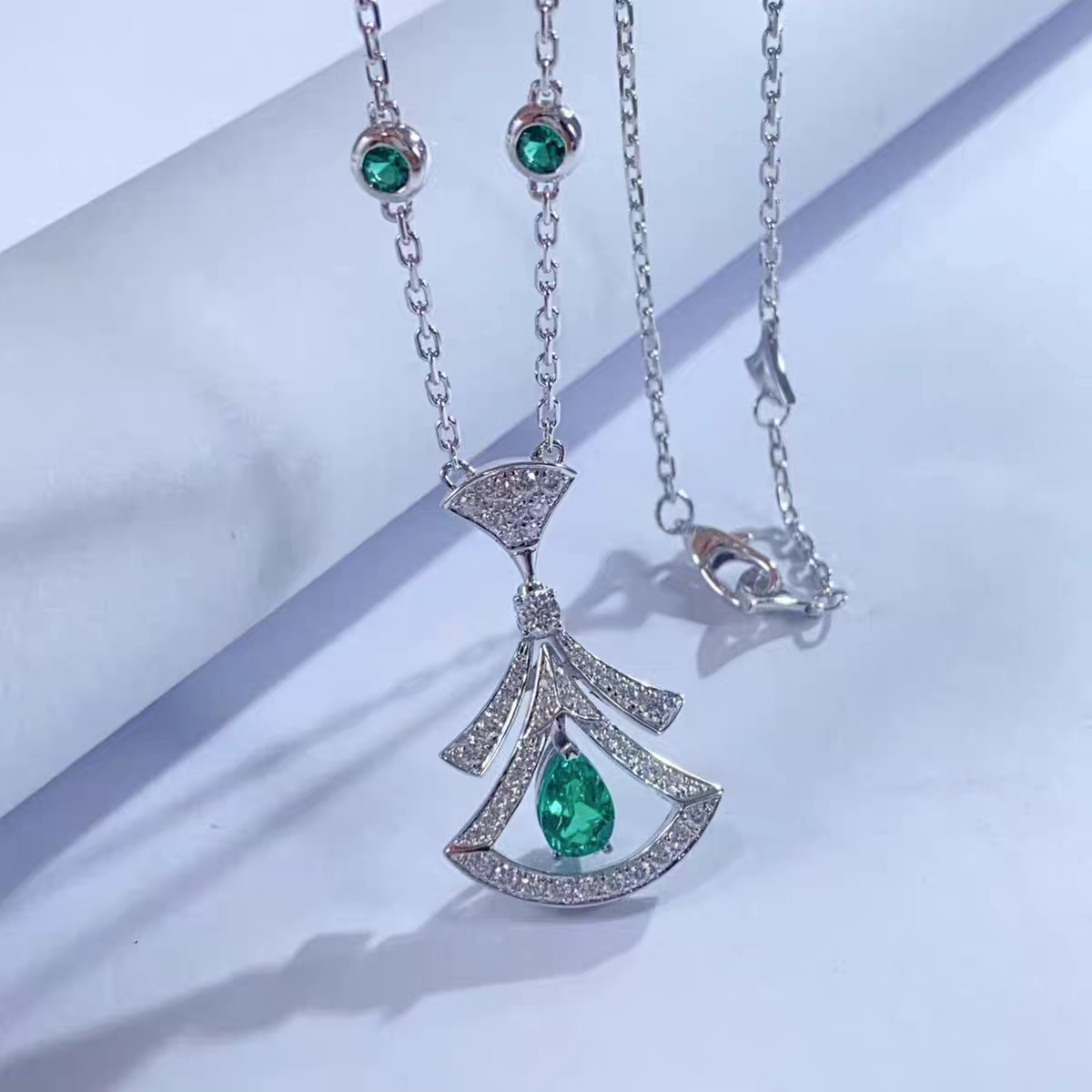 Pendant necklace by Yoshan, detail view 12