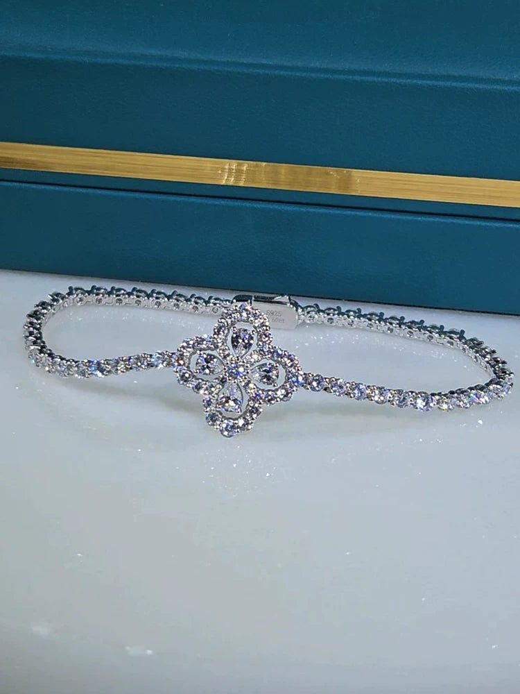Cuff bracelet by Yoshan, detail view 2