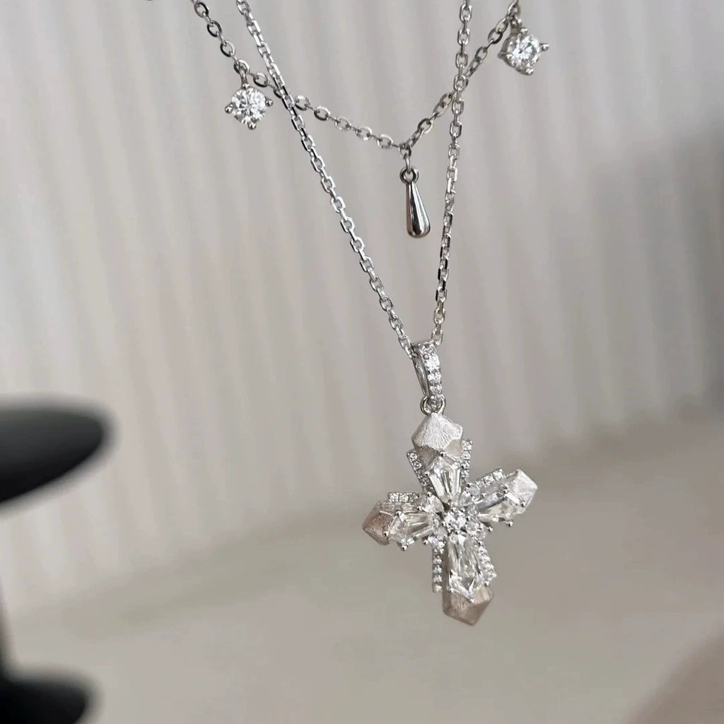 Retro pendant necklace by Yoshan, detail view 6
