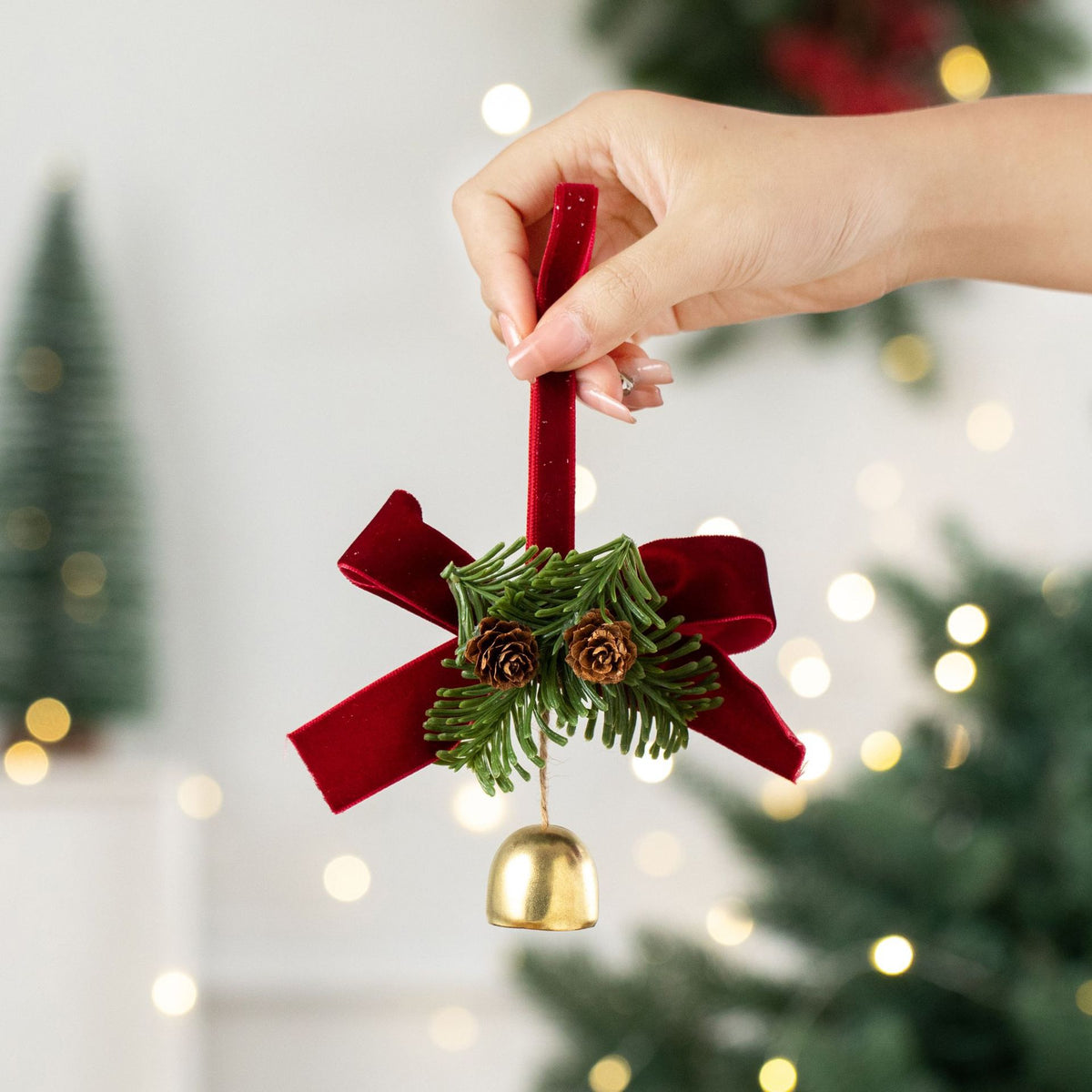 Christmas Jingle Bell Wreath Hanging Ornament, Festive Pinecone Bell Garland Decoration for Christmas Tree, Front Door and Holiday Home Party Decor