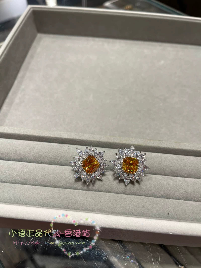 Stud earrings by Yoshan, detail view 13